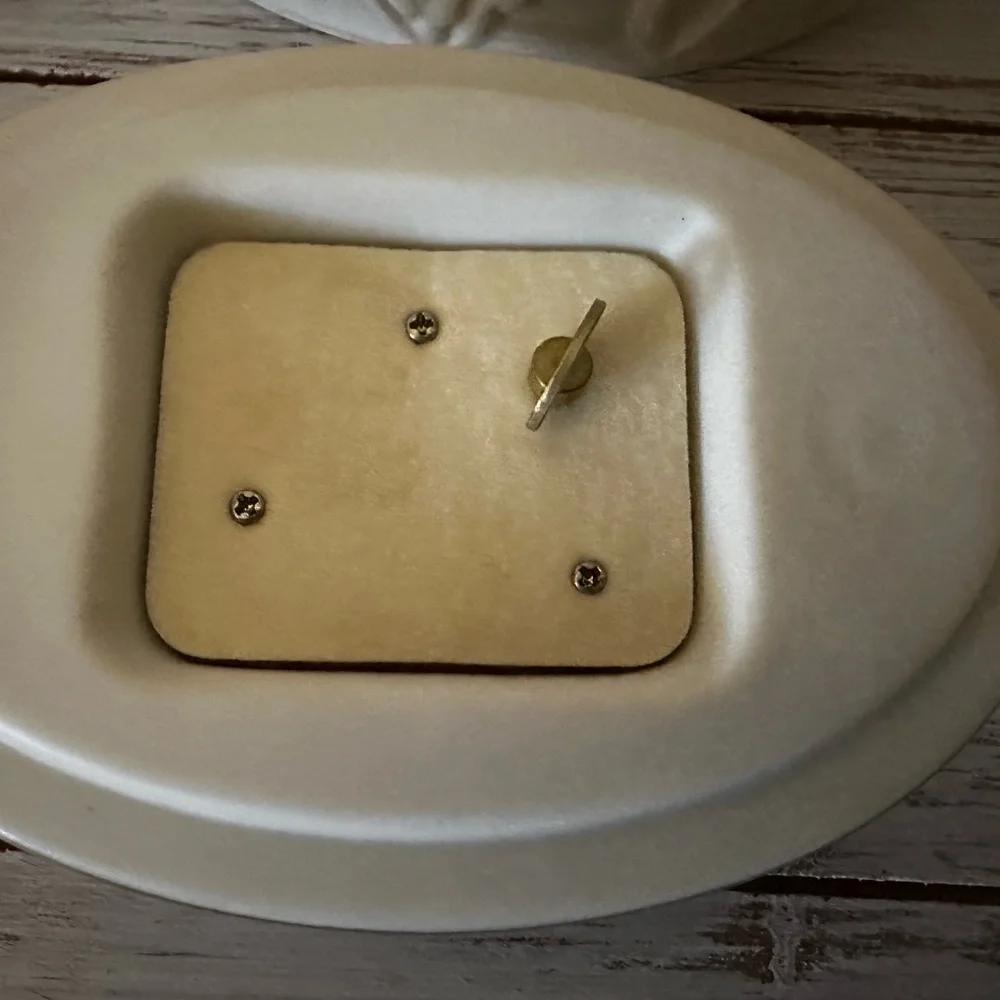 LENOX Ivory Rose Embossed Jewelry Trinket Box Music Oval Gold Trim 5.5